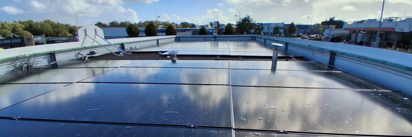 Panneaux solaires toit d'un commerce